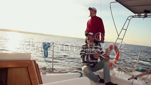 两个男性朋友驾驶游艇爱好生活方式视频的预览图
