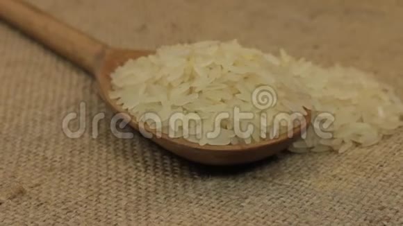 旋转一个勺子溢出米粒躺在麻布上视频的预览图
