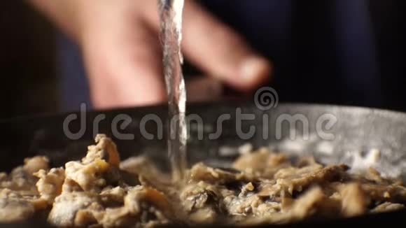油倒入蘑菇酱视频视频的预览图