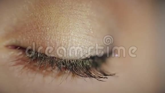 女人的眼睛宏观的视频的预览图