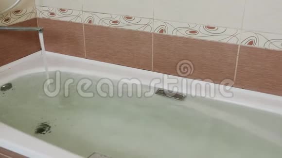 浴缸装满了水总计划摄像机从右向左移动视频的预览图