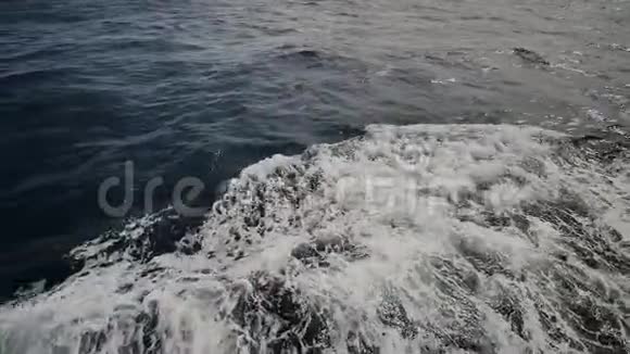 泡沫波的海面从渡口的移动从巴拉望群岛壮观的大海中观看视频的预览图