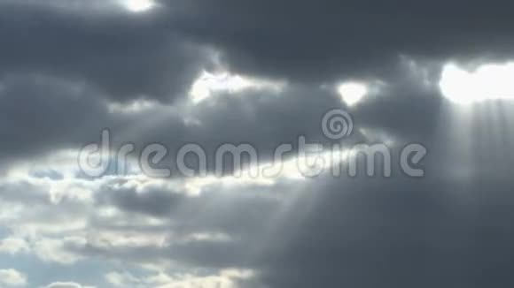 阳光照耀着经过的云彩视频的预览图