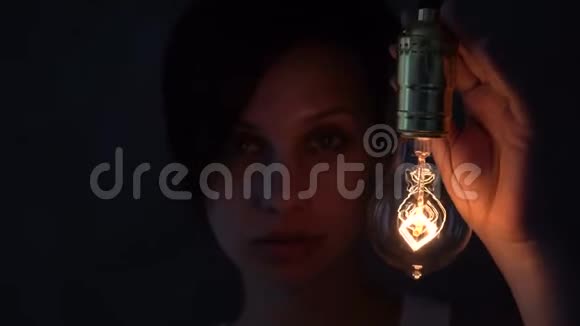 一个漂亮的神秘女孩带着灯泡视频的预览图