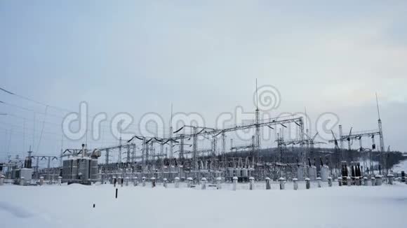 发电站雪地里的高压电线视频的预览图