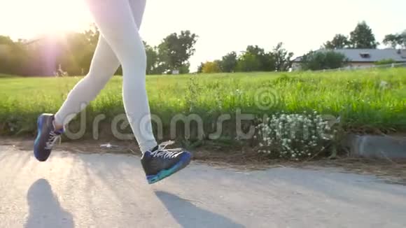 女人的脚在公园里奔跑视频的预览图