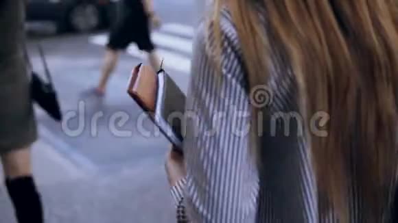 年轻女商人拿着文件穿过美国纽约的市中心视频的预览图
