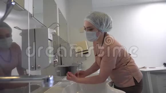 外科医生在外科厕所洗手视频的预览图