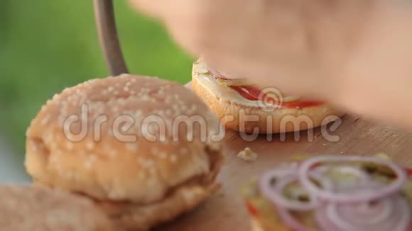 野餐时做汉堡包视频的预览图