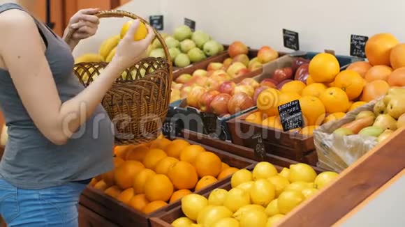 孕妇在市场上买水果视频的预览图