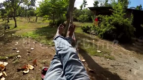 男人光着脚躺在吊床上视频的预览图