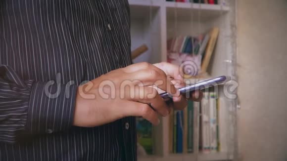 现代的手机在一个男人手中特写视频的预览图
