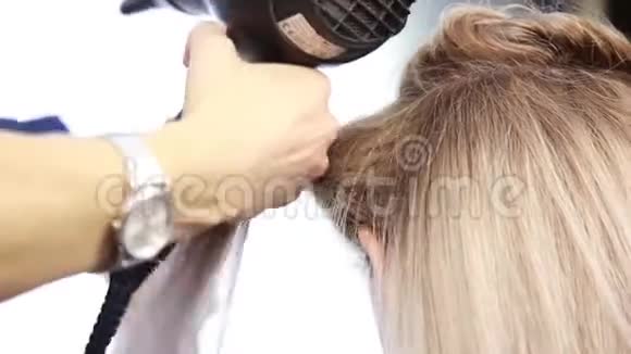 头发吹干最好的技术沙龙头发治疗由合格的理发师视频的预览图