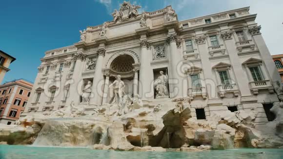 罗马著名的特雷维喷泉在世界各地的游客中很受欢迎的地方广角射击视频的预览图