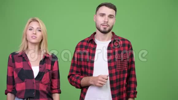 年轻男子把年轻女子介绍在一起视频的预览图