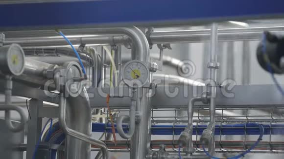 乳品厂的管道储存和发酵牛奶的巨大蓄水池乳品厂的设备视频的预览图