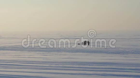 一家人带着孩子在雪地里玩视频的预览图