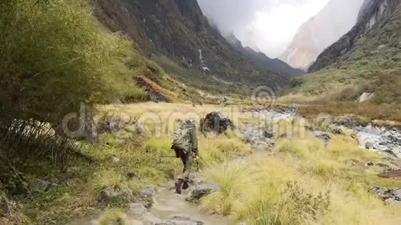 徒步旅行徒步旅行者前往尼泊尔喜马拉雅山安纳普尔纳基地营地POV视频的预览图