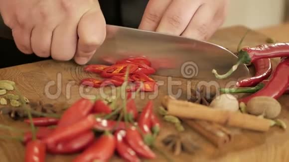 厨师把辣椒切碎做沙拉视频的预览图
