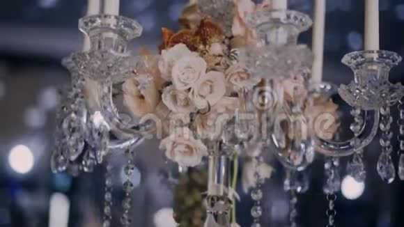 桌式烛台中心件装饰花的斜颈低角度镜头视频的预览图