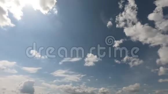 小而蓬松的积云在干净的蓝天上视频的预览图