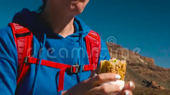 徒步旅行的女人在Tenerife徒步旅行后吃三明治加那利群岛特内里费的高加索女游客视频的预览图
