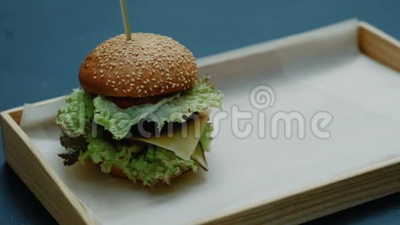 快餐汉堡菜单厨师提供餐饮服务视频的预览图