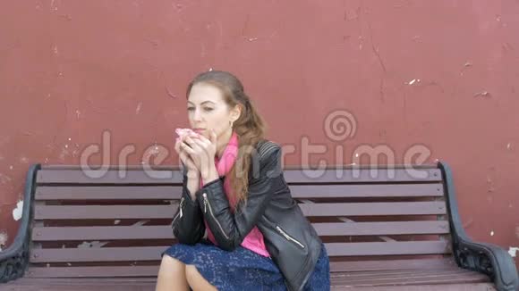 年轻美丽悲伤的女孩坐在长凳上悲伤的想法坏消息渴望和绝望视频的预览图