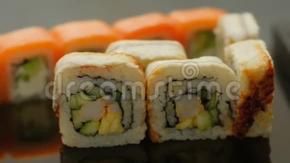 日本料理寿司卷挤压芥末食物视频的预览图