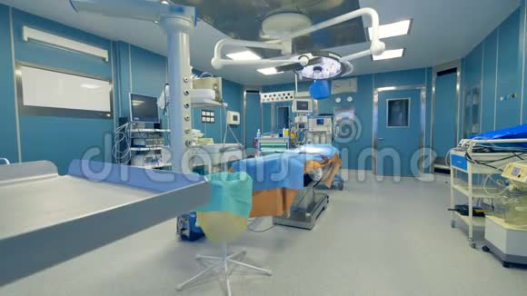 带医疗设备的空医院急诊室全景视频的预览图