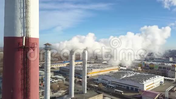 空气工业区有一个大的红色和白色管道厚厚的白色烟雾是从工厂的管道与之形成对比视频的预览图
