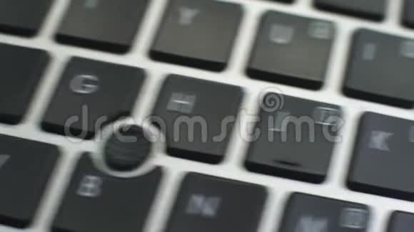 电脑键盘上发送按钮女性手指按下键视频的预览图