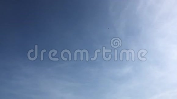 蓝天背景下的美丽云多云的天空蓝天伴云天气自然云白云蓝天和苏视频的预览图