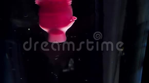 粉红色的油漆沾水视频的预览图