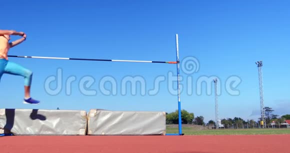女子运动员练习跳高运动场地4k视频的预览图