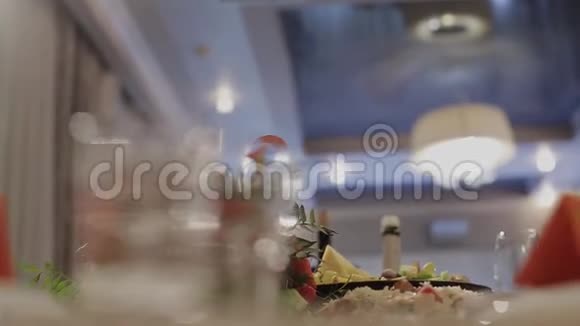 配有鲜花和餐具的餐桌视频的预览图