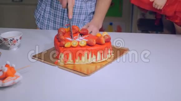 男人用草莓切蛋糕视频的预览图