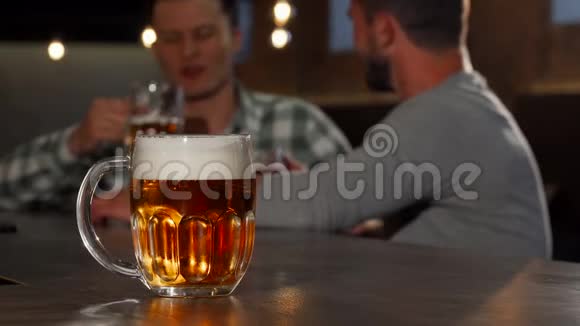 有选择地集中精力在酒吧喝一杯美味的清凉啤酒视频的预览图