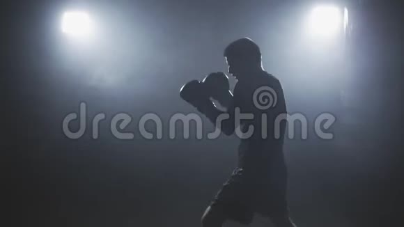 在烟雾弥漫的工作室进行跆拳道训练泰拳战机视频的预览图