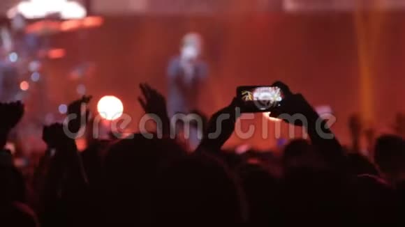 音乐会上的一个男人给歌手拍照视频的预览图