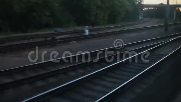从火车窗口看到铁路的分支视频的预览图