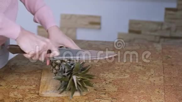女人正在剪板上切菠萝双手特写高速视频视频的预览图