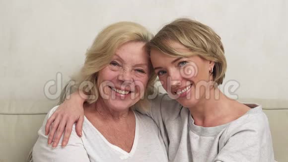 女儿和母亲微笑拥抱视频的预览图