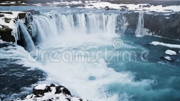 瀑布与纯净的蓝色水慢运动自然景观冰岛视频的预览图
