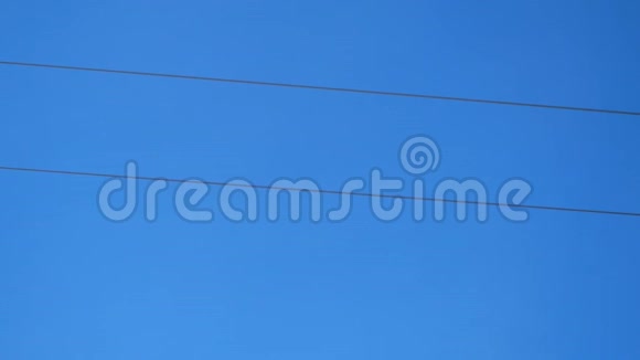 缆车工作滑雪场在晴朗的蓝天上视频的预览图