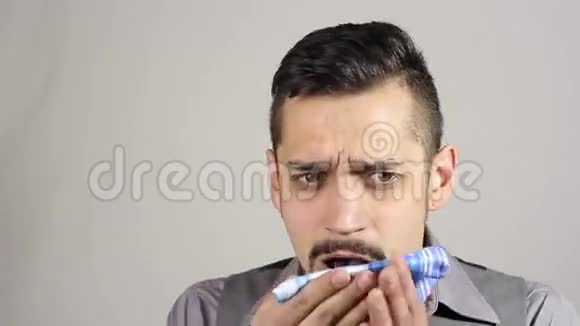 咳嗽的小胡子男视频的预览图