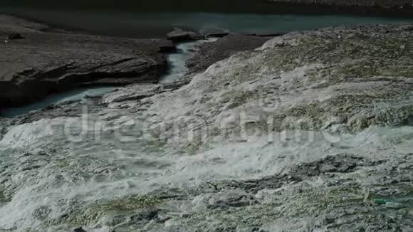 一个美丽的瀑布在岩石的环境中视频的预览图
