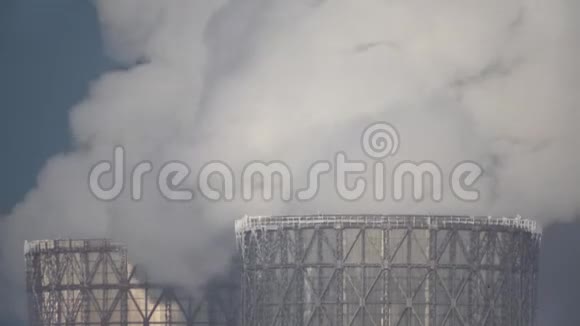 发电厂的冷却塔电子站双曲面冷却塔发出蒸汽的时间间隔视图视频的预览图