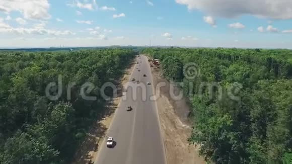 俄罗斯郊区萨马拉市夏季天气好的汽车交通的俯视图视频的预览图