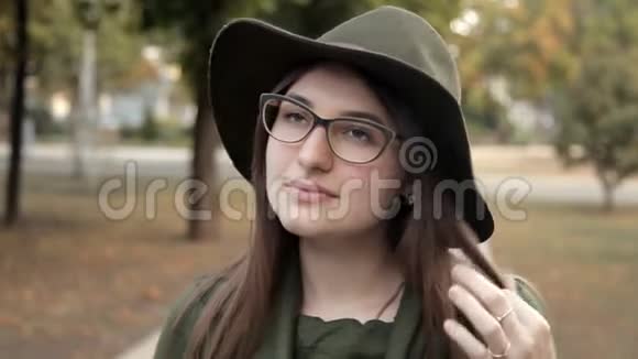 秋天公园里美丽的少女她的情感和微笑视频的预览图